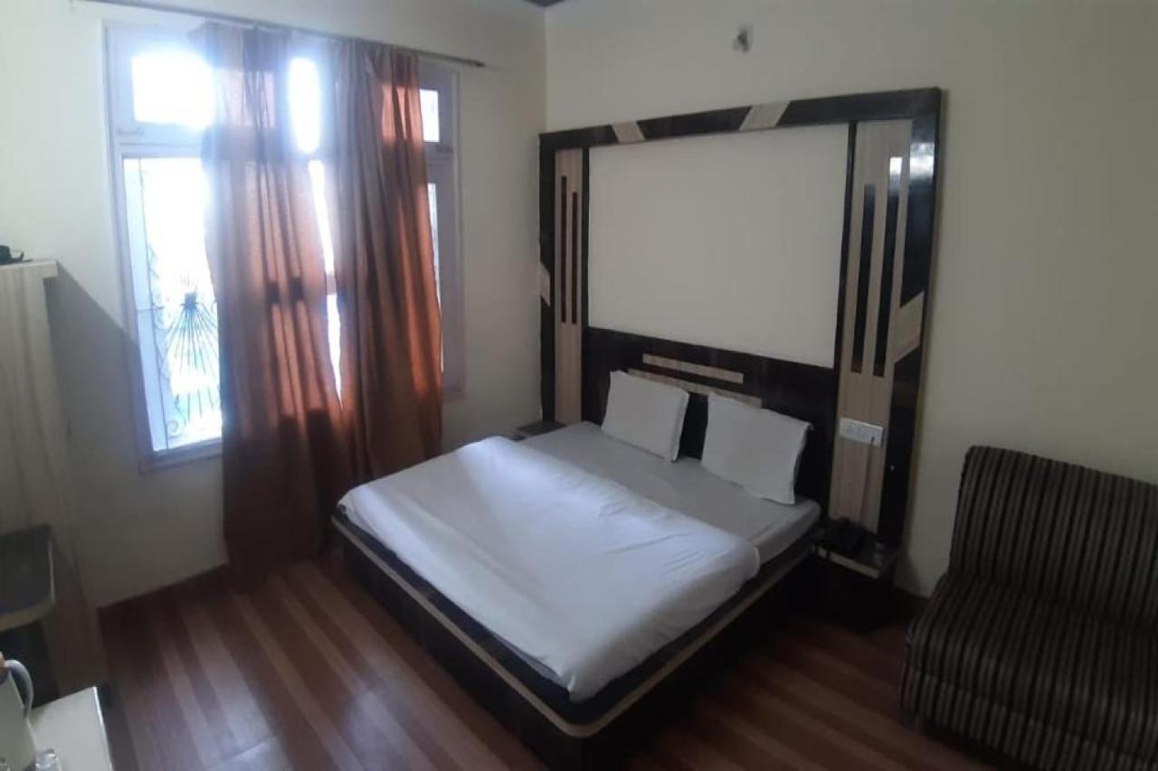 Oyo 81211 Hotel Janta Катра Экстерьер фото