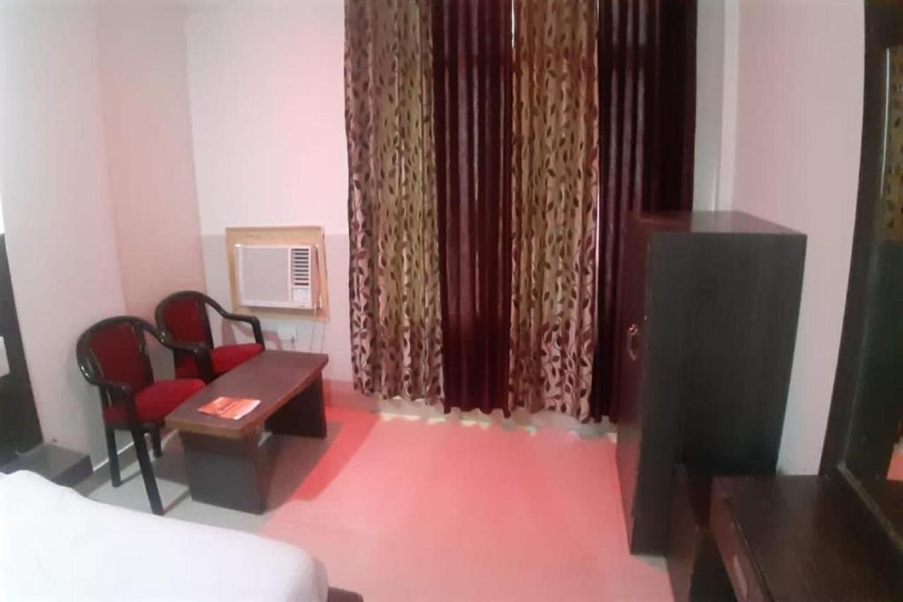 Oyo 81211 Hotel Janta Катра Экстерьер фото