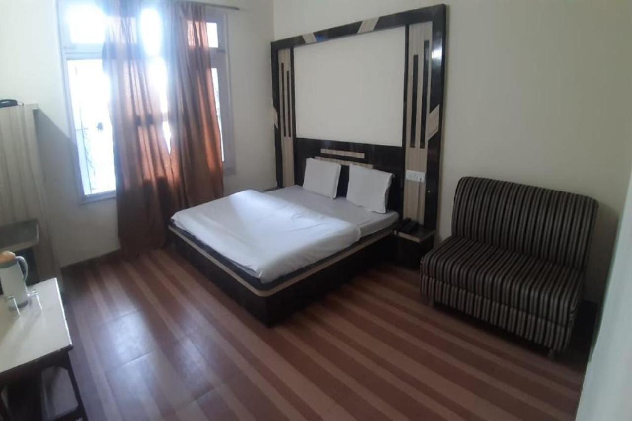 Oyo 81211 Hotel Janta Катра Экстерьер фото