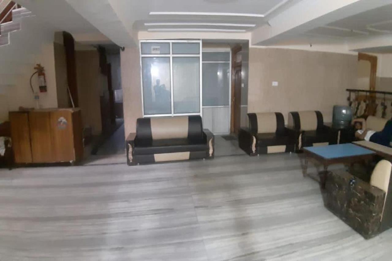 Oyo 81211 Hotel Janta Катра Экстерьер фото